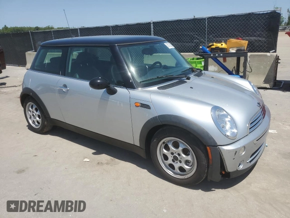 2005 MINI Hardtop z VIN WMWRC33555TJ70669, wystawiony jako Copart lot #57125935 z przebiegiem 100 228 mil mil oraz Czysty tytuł • Clean title. Historia ofert i sprzedaży dostępna na DreamBid. Obrazek 4.