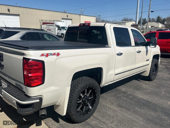 2015 Chevrolet Silverado 1500 High Country with VIN 3GCUKTEC4FG142789, listed as a Copart auction lot 51507825 with 218,796 mi miles and Clean Title. Bid and sale history available at carsss.com. Image 4.