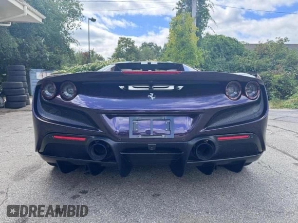 2022 Ferrari F8 z VIN ZFF93LMA1N0275100, wystawiony jako Copart lot #87539545 z przebiegiem 3 660 mil mil oraz Szkoda całkowita • Salvage title. Historia ofert i sprzedaży dostępna na DreamBid. Obrazek 6.