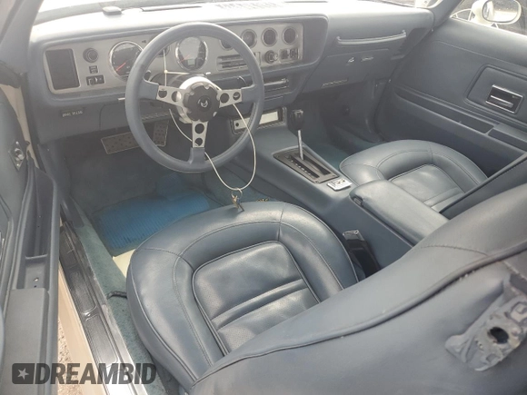 1974 Pontiac Firebird z VIN 2V87X4N121706, wystawiony jako Copart lot #77156494 z przebiegiem 2 359 mil mil oraz Nie do naprawy • Non repairable. Historia ofert i sprzedaży dostępna na DreamBid. Obrazek 8.