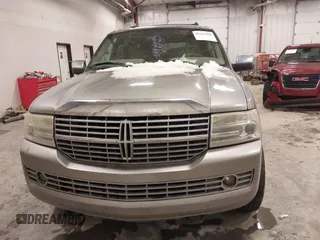 2008 Lincoln Navigator z VIN 5LMFU28568LJ00925, wystawiony jako IAAI lot #41641088 z przebiegiem 214 476 mil mil oraz . Historia ofert i sprzedaży dostępna na DreamBid. Obrazek 12.