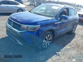2022 Volkswagen Taos SE z VIN 3VVLX7B28NM099124, wystawiony jako IAAI lot #41615455 z przebiegiem 52 178 mil mil oraz . Historia ofert i sprzedaży dostępna na DreamBid. Obrazek 6.