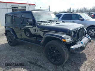 2021 Jeep Wrangler Unlimited Sahara z VIN 1C4JJXP63MW767719, wystawiony jako IAAI lot #41906155 z przebiegiem 44 689 mil mil oraz . Historia ofert i sprzedaży dostępna na DreamBid. Obrazek 1.