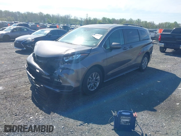 2021 Toyota Sienna LE z VIN 5TDKSKFCXMS031520, wystawiony jako IAAI lot #42080878 z przebiegiem 66 336 mil mil oraz . Historia ofert i sprzedaży dostępna na DreamBid. Obrazek 2.