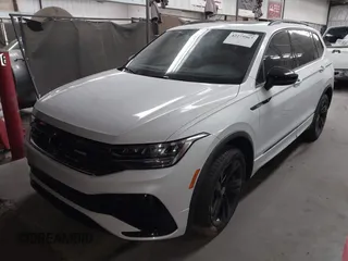 2024 Volkswagen Tiguan SE R-Line Black с VIN 3VVCB7AX2RM231148, выставлен на аукционе IAAI как лот 42275967 с пробегом 6 623 миль миль и . История ставок и продаж доступна на DreamBid. Изображение 2.