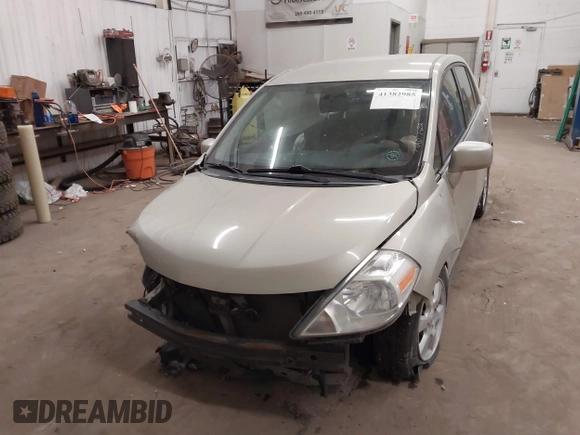 2008 Nissan Versa S z VIN 3N1BC11EX8L360197, wystawiony jako IAAI lot #41382985 z przebiegiem 79 656 mil mil oraz . Historia ofert i sprzedaży dostępna na DreamBid. Obrazek 17.