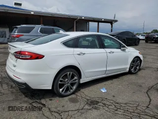 2020 Ford Fusion Titanium z VIN 3FA6P0D96LR205475, wystawiony jako Copart lot #56313075 z przebiegiem 30 888 mil mil oraz Szkoda całkowita • Salvage title. Historia ofert i sprzedaży dostępna na DreamBid. Obrazek 3.