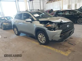 2024 Toyota Corolla Cross LE z VIN 7MUCAABG8RV079508, wystawiony jako IAAI lot #42046345 z przebiegiem 18 873 mil mil oraz . Historia ofert i sprzedaży dostępna na DreamBid. Obrazek 1.