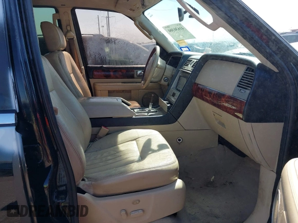 2005 Lincoln Navigator Luxury z VIN 5LMFU27545LJ03545, wystawiony jako IAAI lot #41630300 z przebiegiem 157 681 mil mil oraz . Historia ofert i sprzedaży dostępna na DreamBid. Obrazek 5.