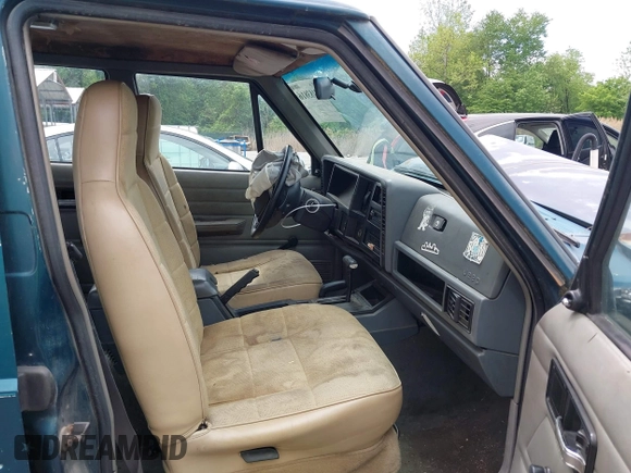 1996 Jeep Cherokee SE z VIN 1J4FJ28S8TL285634, wystawiony jako IAAI lot #42183816 z przebiegiem 260 237 mil mil oraz . Historia ofert i sprzedaży dostępna na DreamBid. Obrazek 5.