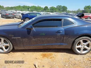 2015 Chevrolet Camaro LT z VIN 2G1FF1E39F9181348, wystawiony jako IAAI lot #42141456 z przebiegiem 110 115 mil mil oraz . Historia ofert i sprzedaży dostępna na DreamBid. Obrazek 14.