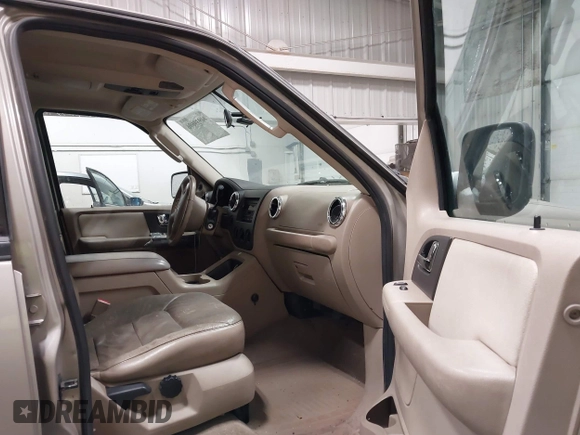2005 Ford Expedition Special Service with VIN 1FMPU16535LA51506, listed as a IAAI auction lot 40939696 with 165,332 mi miles. Bid and sale history available at carsss.com. Image 5.