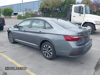 2024 Volkswagen Jetta S z VIN 3VW5M7BUXRM043609, wystawiony jako IAAI lot #42801058 z przebiegiem 26 943 mil mil oraz . Historia ofert i sprzedaży dostępna na DreamBid. Obrazek 3.