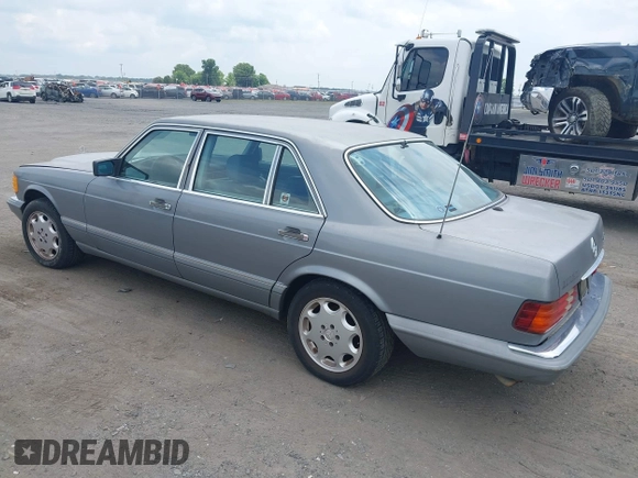 1987 Mercedes-Benz 300 SDL z VIN WDBCB25D6HA329689, wystawiony jako IAAI lot #42438703 z przebiegiem 237 677 mil mil oraz . Historia ofert i sprzedaży dostępna na DreamBid. Obrazek 3.