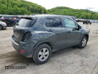 2020 Chevrolet Trax LS z VIN 3GNCJNSB7LL273019, wystawiony jako Copart lot #56684175 z przebiegiem 69 822 mil mil oraz Szkoda całkowita • Salvage title. Historia ofert i sprzedaży dostępna na DreamBid. Obrazek 3.