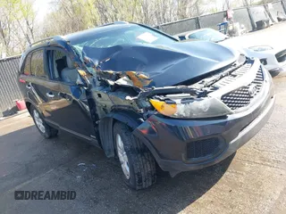 2013 Kia Sorento LX z VIN 5XYKTDA2XDG366619, wystawiony jako IAAI lot #41958538 z przebiegiem 133 420 mil mil oraz . Historia ofert i sprzedaży dostępna na DreamBid. Obrazek 1.