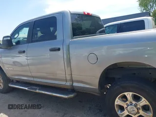 2024 Ram 2500 Big Horn z VIN 3C6UR5DL9RG246005, wystawiony jako IAAI lot #42849768 z przebiegiem 48 843 mil mil oraz . Historia ofert i sprzedaży dostępna na DreamBid. Obrazek 14.