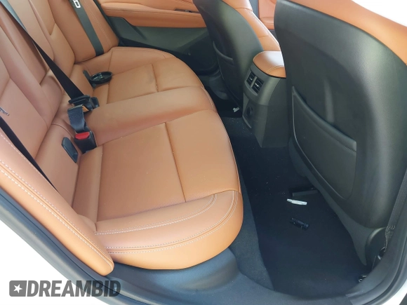 2025 Cadillac CT4 Premium Luxury z VIN 1G6DB5RK3S0110690, wystawiony jako IAAI lot #41540815 z przebiegiem 1 749 mil mil oraz . Historia ofert i sprzedaży dostępna na DreamBid. Obrazek 8.