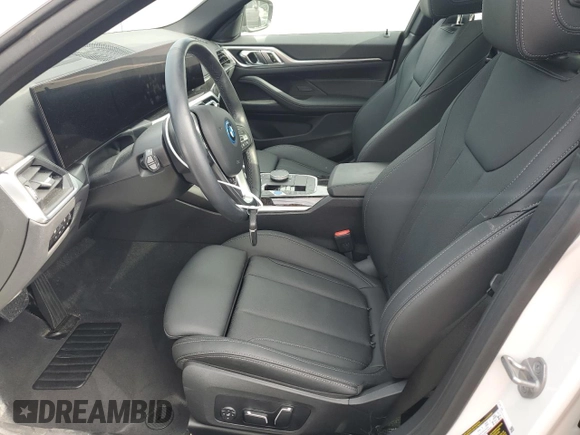 2024 BMW i4 eDrive35 z VIN WBY43AW00RFT22457, wystawiony jako Copart lot #53167205 z przebiegiem 3329 mil mil oraz Szkody całkowita. Historia ofert i sprzedaży dostępna na DreamBid. Obrazek 7.