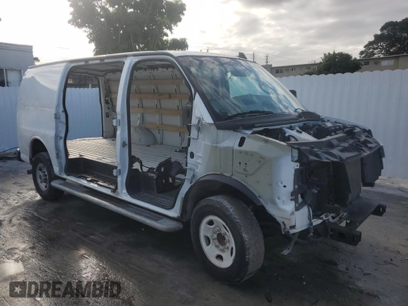 2022 GMC Savana Cargo z VIN 1GTW7AFP6N1143245, wystawiony jako Copart lot #46677755 z przebiegiem Nie podano mil oraz Tytuł czysty. Historia ofert i sprzedaży dostępna na DreamBid. Obrazek 4.