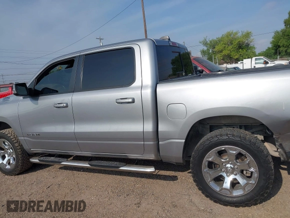 2019 Ram 1500 Big Horn z VIN 1C6RREFT6KN716958, wystawiony jako IAAI lot #41882909 z przebiegiem 119 991 mil mil oraz . Historia ofert i sprzedaży dostępna na DreamBid. Obrazek 14.