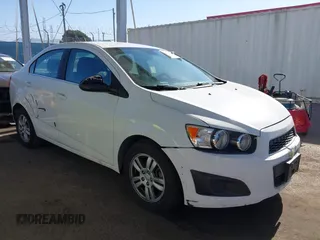 2014 Chevrolet Sonic LT z VIN 1G1JC5SG1E4105187, wystawiony jako IAAI lot #42283728 z przebiegiem 145 516 mil mil oraz . Historia ofert i sprzedaży dostępna na DreamBid. Obrazek 1.