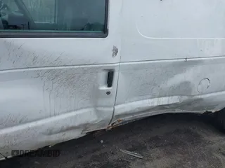 2011 Ford Econoline Cargo Commercial z VIN 1FTNE2EL3BDA19868, wystawiony jako IAAI lot #41973985 z przebiegiem 128 980 mil mil oraz . Historia ofert i sprzedaży dostępna na DreamBid. Obrazek 6.