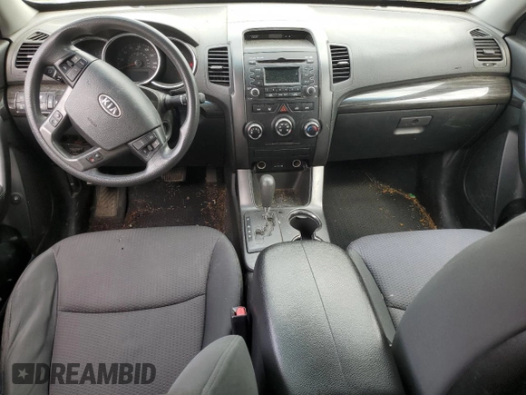 2013 Kia Sorento LX z VIN 5XYKTCA6XDG329602, wystawiony jako Copart lot #60485825 z przebiegiem 170 926 mil mil oraz Czysty tytuł • Clean title. Historia ofert i sprzedaży dostępna na DreamBid. Obrazek 8.