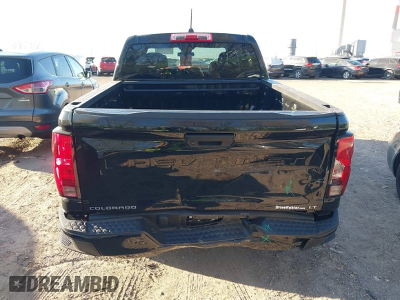 2023 Chevrolet Colorado 2WD LT z VIN 1GCGSCEC1P1237372, wystawiony jako IAAI lot #42033066 z przebiegiem 17 688 mil mil oraz . Historia ofert i sprzedaży dostępna na DreamBid. Obrazek 6.