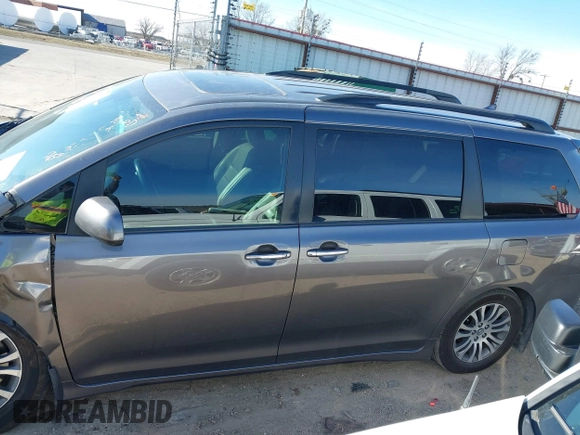 2020 Toyota Sienna XLE Auto Access Seat with VIN 5TDYZ3DC9LS049133, listed as a IAAI auction lot 41705488 with 62,216 mi miles. Bid and sale history available at carsss.com. Image 15.