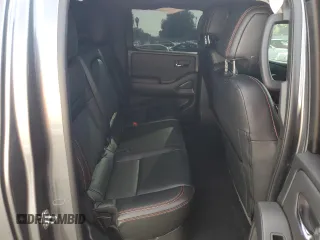 2024 Nissan Frontier Pro-X z VIN 1N6ED1EJ9RN606105, wystawiony jako Copart lot #83247314 z przebiegiem 4 296 mil mil oraz Szkoda całkowita • Salvage title. Historia ofert i sprzedaży dostępna na DreamBid. Obrazek 10.