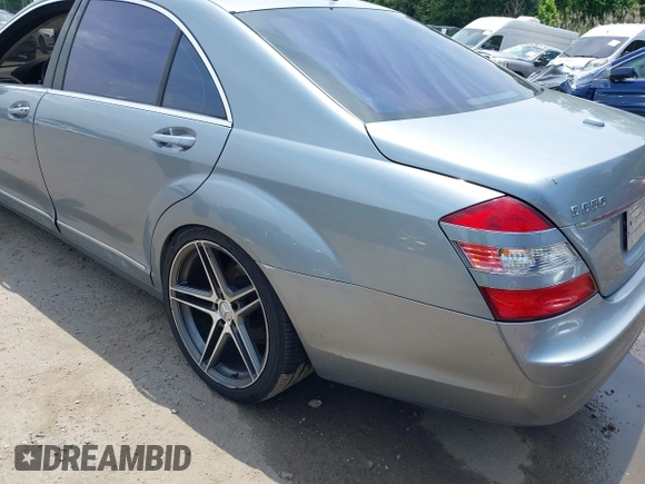 2007 Mercedes-Benz S 550 z VIN WDDNG71X87A067073, wystawiony jako IAAI lot #42475122 z przebiegiem 166 128 mil mil oraz . Historia ofert i sprzedaży dostępna na DreamBid. Obrazek 13.