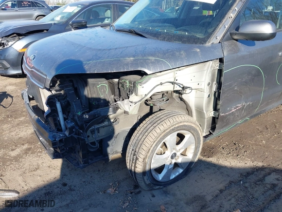2019 Kia Soul with VIN KNDJN2A28K7658063, listed as a IAAI auction lot 41373746 with 75,161 mi miles. Bid and sale history available at carsss.com. Image 6.