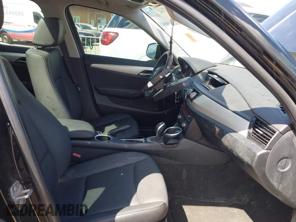 2013 BMW X1 28i z VIN WBAVM1C52DVW41549, wystawiony jako IAAI lot #42207042 z przebiegiem 74 689 mil mil oraz . Historia ofert i sprzedaży dostępna na DreamBid. Obrazek 5.