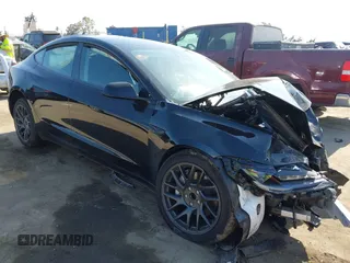 2025 Tesla Model 3 Long Range z VIN 5YJ3E1EA3SF981743, wystawiony jako IAAI lot #42352588 z przebiegiem Nie podano mil oraz . Historia ofert i sprzedaży dostępna na DreamBid. Obrazek 1.