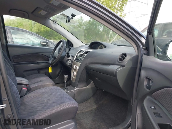 2008 Toyota Yaris z VIN JTDBT923084034729, wystawiony jako IAAI lot #42222673 z przebiegiem 169 007 mil mil oraz . Historia ofert i sprzedaży dostępna na DreamBid. Obrazek 5.