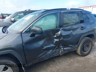 2021 Toyota RAV4 LE z VIN 2T3H1RFV5MC155993, wystawiony jako IAAI lot #42259037 z przebiegiem 79 719 mil mil oraz . Historia ofert i sprzedaży dostępna na DreamBid. Obrazek 6.