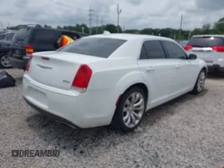 2016 Chrysler 300 Anniversary Edition z VIN 2C3CCAAG2GH343828, wystawiony jako IAAI lot #42291353 z przebiegiem 126 336 mil mil oraz . Historia ofert i sprzedaży dostępna na DreamBid. Obrazek 4.