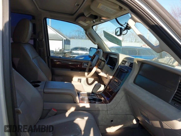 2013 Lincoln Navigator z VIN 5LMJJ2H57DEL08622, wystawiony jako IAAI lot #41759357 z przebiegiem 157 131 mil mil oraz . Historia ofert i sprzedaży dostępna na DreamBid. Obrazek 5.