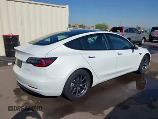 2021 Tesla Model 3 Long Range z VIN 5YJ3E1EB9MF006966, wystawiony jako IAAI lot #41976745 z przebiegiem 37 651 mil mil oraz . Historia ofert i sprzedaży dostępna na DreamBid. Obrazek 4.