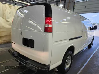 2021 Chevrolet City Express Cargo z VIN 1GCZGHF16M1312681, wystawiony jako IAAI lot #42518224 z przebiegiem 194 940 mil mil oraz . Historia ofert i sprzedaży dostępna na DreamBid. Obrazek 4.