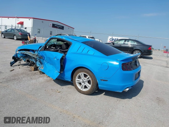 2014 Ford Mustang V6 с VIN 1ZVBP8AM5E5250006, выставлен на аукционе IAAI как лот 42253136 с пробегом Не указан миль и . История ставок и продаж доступна на DreamBid. Изображение 3.