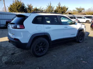 2019 Jeep Cherokee Trailhawk z VIN 1C4PJMBXXKD315140, wystawiony jako Copart lot #83298934 z przebiegiem 87 938 mil mil oraz Szkoda całkowita • Salvage title. Historia ofert i sprzedaży dostępna na DreamBid. Obrazek 3.