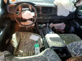 2020 Toyota Tacoma SR5 z VIN 3TMCZ5AN3LM328007, wystawiony jako Copart lot #50359925 z przebiegiem 81 091 mil mil oraz Szkoda całkowita • Salvage title. Historia ofert i sprzedaży dostępna na DreamBid. Obrazek 8.