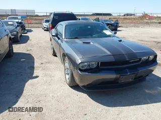 2013 Dodge Challenger SXT z VIN 2C3CDYAG9DH724917, wystawiony jako IAAI lot #41985775 z przebiegiem 123 565 mil mil oraz . Historia ofert i sprzedaży dostępna na DreamBid. Obrazek 1.