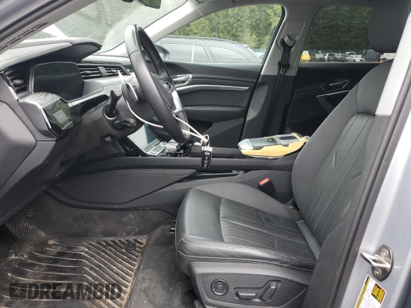 2022 Audi e-tron Premium z VIN WA1AAAGE8NB005235, wystawiony jako Copart lot #57621195 z przebiegiem 40 970 mil mil oraz Czysty tytuł • Clean title. Historia ofert i sprzedaży dostępna na DreamBid. Obrazek 7.
