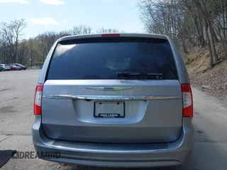 2016 Chrysler Town & Country Touring with VIN 2C4RC1BGXGR149949, listed as a IAAI auction lot 42074695 with 52,644 mi miles. Bid and sale history available at carsss.com. Image 17.