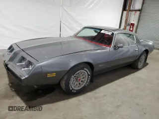 1981 Pontiac Firebird z VIN 1G2AS87A4BN117926, wystawiony jako Copart lot #63220014 z przebiegiem 54 759 mil mil oraz Tytuł czysty. Historia ofert i sprzedaży dostępna na DreamBid. Obrazek 1.