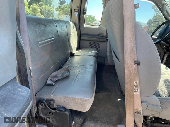 2001 Ford F-250 XL z VIN 3FTNX21L81MA87019, wystawiony jako Copart lot #64358625 z przebiegiem 177 555 mil mil oraz Czysty tytuł • Clean title. Historia ofert i sprzedaży dostępna na DreamBid. Obrazek 6.