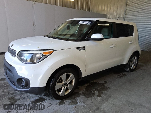 2019 Kia Soul z VIN KNDJN2A26K7677002, wystawiony jako Copart lot #83741784 z przebiegiem 134 662 mil mil oraz Czysty tytuł • Clean title. Historia ofert i sprzedaży dostępna na DreamBid. Obrazek 1.